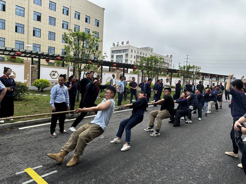 公司舉辦“安裝杯”職工拔河比賽 公司舉辦“安裝杯”職工拔河比賽